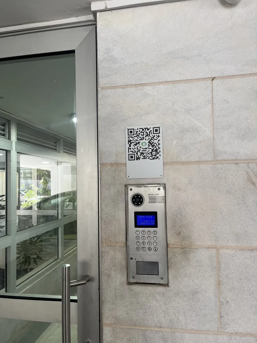 The same entrance with a Tinklee QR plate mounted beside the panel